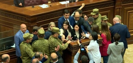 Խայտառակ միջադեպի ժամանակ պատռել են Գեղամ Մանուկյանի կոստյումը. Ժողովուրդ