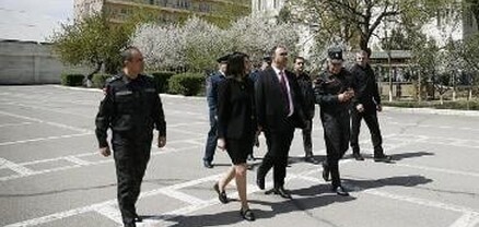 Վահե Ղազարյանն ու Արփինե Սարգսյանը այցելել են կրթահամալիր և հետեւել պարեկային ծառայության դիմորդների հարցազրույցներին
