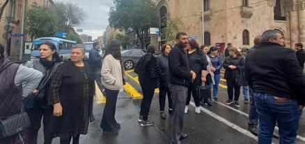 Զինվորական կացարանում հրդեհի հետևանքով զոհված զինծառայողների ծնողները բացեցին Ամիրյան փողոցը