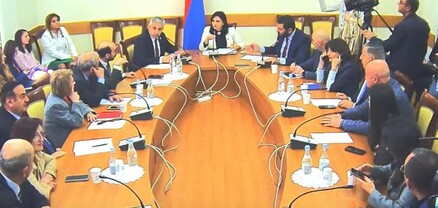«Դուք ինձ մի՛ թելադրեք՝ ես ինչ անեմ»․ Էդգար Ղազարյանի ելույթից հետո Մարդու իրավունքների պաշտպանության հանձնաժողովի նիստում իրարանցում սկսվեց