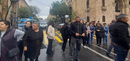 Չենք հավատում ստախոս Նիկոլին. կացարանում այրված զինծառայողների ծնողները փողոց են փակել