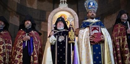 Սուրբ Հարության ճրագալույցի պատարագից հետո Վեհարանում կատարվեց տնօրհնեք