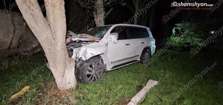 Նոր Հաճնում 16-ամյա տղան Toyota Land Cruiser-ով կոտրել է քարե պարիսպը, ապա բախվել ծառին. կա վիրավոր․ shamshyan.com