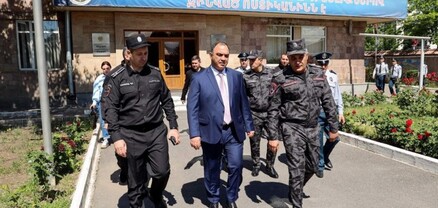 ՆԳ նախարարն այցելել է կրթահամալիր ու հետևել պարեկային ծառայության դասընթացներին