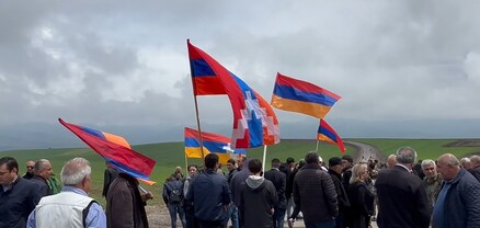 Հազարավոր մարդիկ Հայաստանի և Արցախի դրոշներով շարժվում են Կոռնիձոր