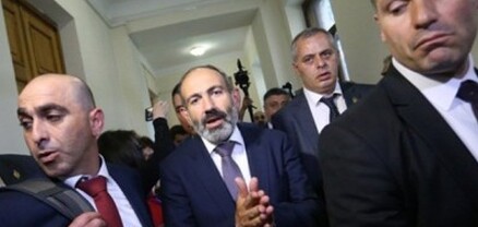 Փաշինյանի «ախրանիկը» զենքը պահել է անհետ կորածի հոր վրա