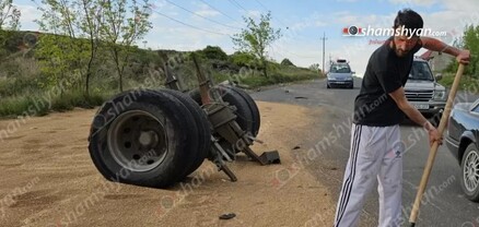 20 տոննա ցորենով բարձված КамАЗ-ը կողաշրջվել է, մոտ 200մ ճանապարհը լցվել է ցորենով․ shamshyan.com