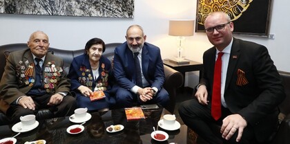 Կմտածենք՝ ոնց ձեզ մեքենա նվիրենք․ Փաշինյանը Մոսկվայում հանդիպեց 100-ամյա հայ վետերաններին