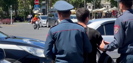 «Տղան մեղավոր չի՛»․ քաղաքացուն բերման ենթարկեցին Կառավարության շենքի մոտից