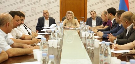 Մարզպետարանների և Երևանի քաղաքապետարանի ներկայացուցիչների հետ քննարկվել են դպրոցների կառավարման հարցեր