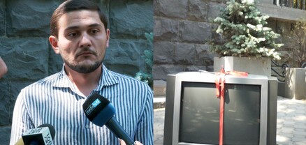Փաստաբանները Աննա Վարդապետյանին հեռուստացույց նվիրեցին