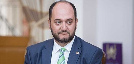 Երբ պոպուլիզմը խեղդում է․ Արայիկ Հարությունյանը և փարոսիկներ է ուզում, և դժգոհում մեքենայից
