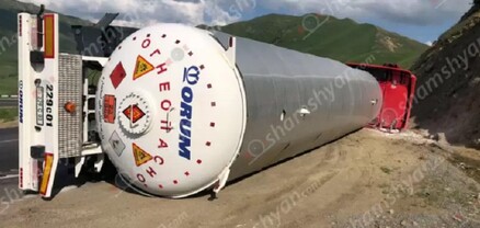 Խոշոր ավտովթար Սպիտակի ոլորանում, մի քանի տոննա հեղուկ գազով բարձված Iveco բեռնատարը կողաշրջվել է․ shamshyan.com