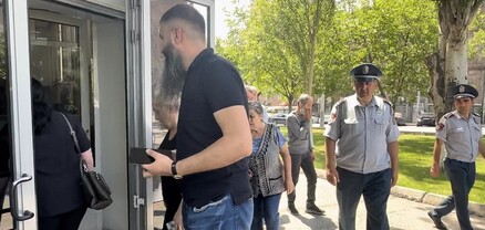 Անհետ կորածների ծնողները մտան ԱԱԾ