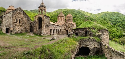 Դադիվանքի հայկականության մասին փաստում են վանքի պատերի վրա պահպանված արձանագրությունները