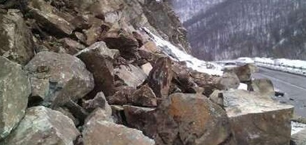 Մեղրիից Արաքսաշեն գյուղ տանող ավտոճանապարհին քարաթափում է տեղի ունեցել