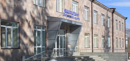 Ճամբարակում հեռուստացույցն իր տակդիրով ընկել է 2-ամյա երեխայի գլխին. բժիշկները պայքարում են նրա կյանքի համար
