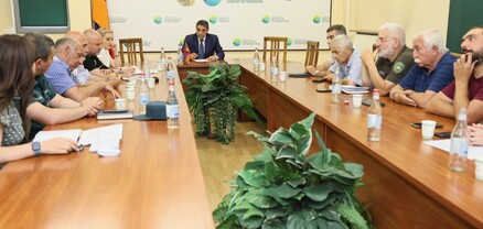 Գորշ արջերի կողմից համայնքների բնակիչներին հասցրած վնասների վերաբերյալ քննարկում շրջակա միջավայրի նախարարությունում