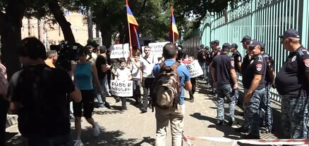 Ի աջակցություն Արցախի՝ ակցիա Ֆրանսիայի դեսպանատան դիմաց. ՈւՂԻՂ