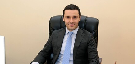 Ժպտադեմ Աննա Հակոբյանի շապիկին փախստականների մասին խոհափիլիսոփայական գրություն է