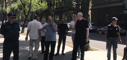 Ֆիրդուսիի բնակիչների բողոքի ակցիան կառավարության շենքի դիմաց. ՈւՂԻՂ