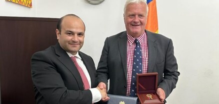Նարեկ Մկրտչյանը բժիշկ Սթիվեն Լեոնարդ Ալեքսանդր Ջեֆերիին հանձնել է ՀՀ վարչապետի հուշամեդալը