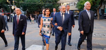 Փաշինյանը կնոջ և ՀՀ նախագահի հետ՝ «Մոսկվա» կինոթատրոնում
