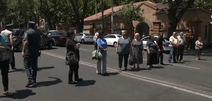 Անհետ կորածների ծնողները նախագահականի դիմաց փակել են փողոցը. ՈւՂԻՂ