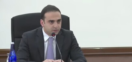 Փոսի կողքը երկու բարակ լենտ է թքած-կպցրած. Ավինյանը բարկացավ