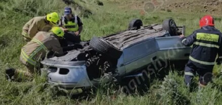 Opel Vectra-ն Երևան-Վանաձոր ավտոճանապարհին դուրս է եկել երթևեկելի գոտուց և գլխիվայր հայտնվել ձորում. shamshyan.com