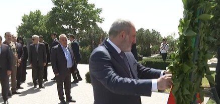 Վարչապետը ԵԿՄ 30-ամյակի առթիվ հարգանքի տուրք է մատուցել Վ. Սարգսյանի և Ա. Օզանյանի հիշատակին