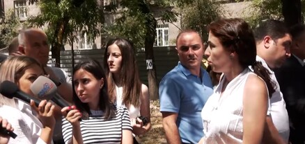 Խայտառակ ձևով այգին քանդել եք․ երևանցին՝ քաղաքապետարանի պաշտոնյային