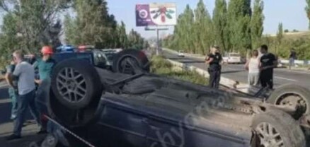 Կոտայքում մեքենան բախվել է երկաթե արգելապատնեշներին, գլխիվայր շրջվել․ shamshyan.com