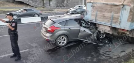 Երևանում Ford Focus-ը մխրճվել է կայանված բեռնատար «ԶԻԼ»-ի հետնամասի մեջ․ կա վիրավոր․ shamshyan.com