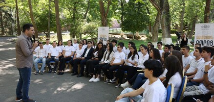 Ալեն Սիմոնյանը հանդիպել է ԱԺ «Ամառային դպրոց» ծրագրի մասնակիցների հետ