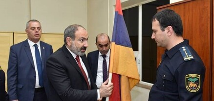 Փաշինյանի քայլից հետո նախարարությունների ուղիղ կեսը արագ-արագ դրոշներ են գնել. Ժողովուրդ