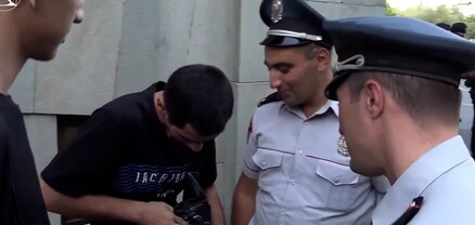 Ոստիկանները խուզարկում են ԱԺԲ-ի հավաքի մասնակիցներին