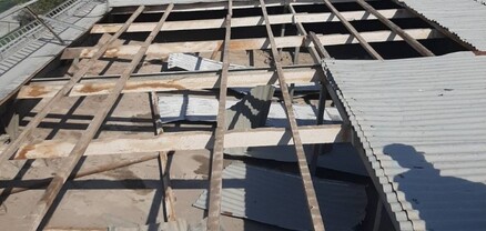 Երևանում փրկարարներն ապամոնտաժել են դպրոցի տանիքի թիթեղյա ծածկը