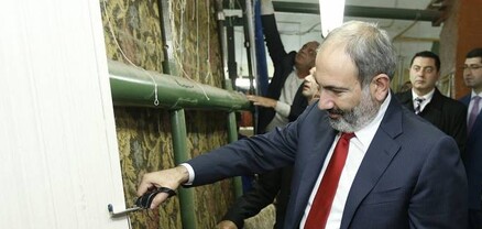 Արցախյան գորգերը՝ կառավարական շենքում․ Հրապարակ