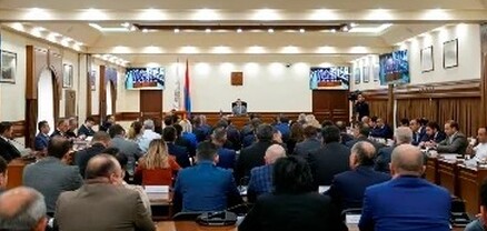 Ինչ-որ մեկը վերելակ է ջարդում, մյուսը՝ նկարում.  Ավինյան
