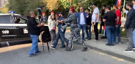 «Էշի տղա»․ ֆիզկուլտինստիտուտի մոտ ակցիա իրականացնող տղաներին բերման ենթարկեցին