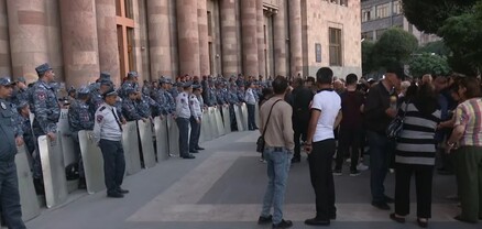 Բողոքի ակցիա Կառավարության շենքի դիմաց․ ՈւՂԻՂ