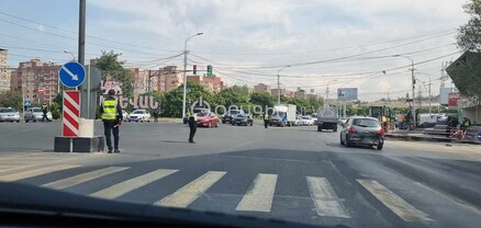 Օդանավակայանից եկող բոլոր խաչմերուկներին ոստիկանական ուժեղացված ծառայություն է