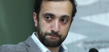 ՆԳ նախարարը վարչապետին զեկուցում է, վարչապետն էլ գալիս ու լուրջ դեմքի արտահայտությամբ դա կրկնում է ԱԺ-ում