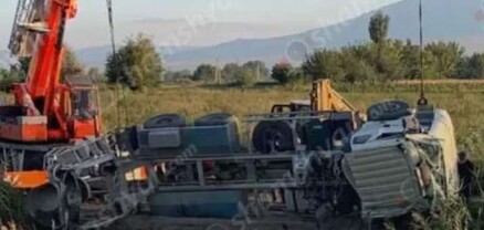Բեռնատարը դուրս է եկել երթևեկելի գոտուց ու գլխիվայր հայտնվել դաշտում. կա վիրավոր․ shamshyan.com