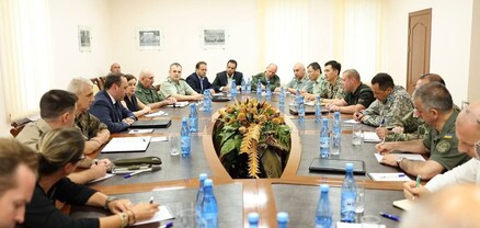 ՊՆ-ում ճեպազրույց է անցկացվել ՀՀ-ում հավատարմագրված օտարերկրյա ռազմական կցորդների և ներկայացուցիչների հետ