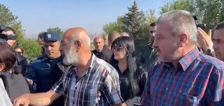 Պրավակատոր լակոտներ․ ծնողները ԵԿՄ անդամներին թույլ չտվեցին ծաղկեպսակ դնել Եռաբլուրում