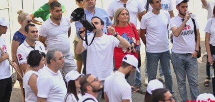 ՔՊ-ն հավաքագրում է աղջիկների՝ գումարի դիմաց քարոզչական երթերին մասնակցելու համար