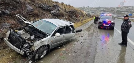 Toyota-ն Աշտարակի կամրջի վերջնամասում բախվել է քարերին և հայտնվել երթևեկելի գոտուց դուրս. shamshyan.com