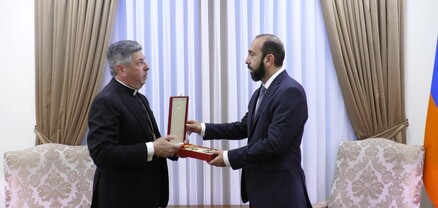 Սուրբ Աթոռի առաքելական նվիրակը Միրզոյանին է փոխանցել Սուրբ Գրիգոր Մեծի պապական շքանշանը